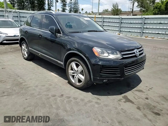 2014 Volkswagen Touareg Lux z VIN WVGEF9BP8ED011360, wystawiony jako Copart lot #51774435 z przebiegiem 101 215 mil mil oraz Szkody całkowita. Historia ofert i sprzedaży dostępna na DreamBid. Obrazek 15.