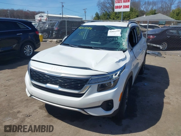2023 Kia Seltos S z VIN KNDEUCAAXP7394658, wystawiony jako IAAI lot #42051398 z przebiegiem 68 256 mil mil oraz . Historia ofert i sprzedaży dostępna na DreamBid. Obrazek 2.