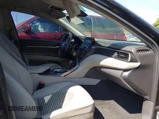 2022 Toyota Camry SE z VIN 4T1G11AK2NU499302, wystawiony jako IAAI lot #42233378 z przebiegiem 122 635 mil mil oraz . Historia ofert i sprzedaży dostępna na DreamBid. Obrazek 5.