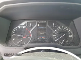 2022 Toyota Tundra SR z VIN 5TFKB5DA7NX047592, wystawiony jako Copart lot #51610295 z przebiegiem 50 737 mil mil oraz Szkoda całkowita • Salvage title. Historia ofert i sprzedaży dostępna na DreamBid. Obrazek 9.