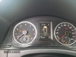2012 Volkswagen Tiguan SE z VIN WVGAV7AX5CW563536, wystawiony jako Copart lot #52407665 z przebiegiem 136 263 mil mil oraz Szkody całkowita. Historia ofert i sprzedaży dostępna na DreamBid. Obrazek 9.