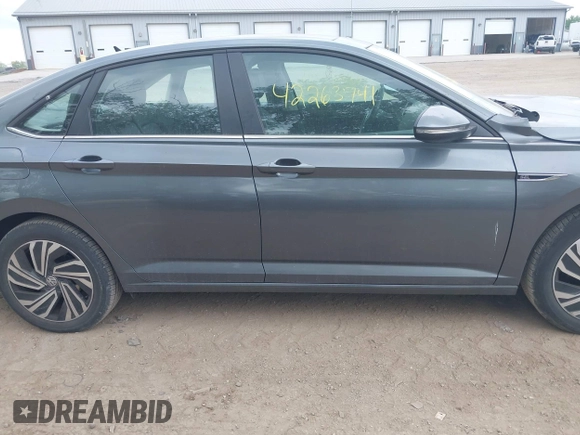 2021 Volkswagen Jetta SEL Premium z VIN 3VWG57BU8MM017203, wystawiony jako IAAI lot #42263741 z przebiegiem 26 556 mil mil oraz . Historia ofert i sprzedaży dostępna na DreamBid. Obrazek 13.