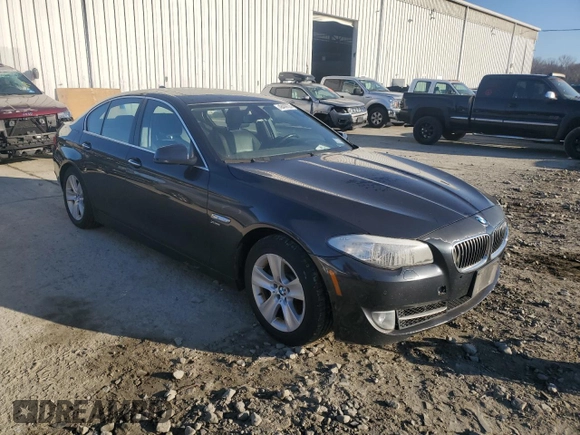 2012 BMW 5 Series 528i xDrive z VIN WBAXH5C56CDW08935, wystawiony jako Copart lot #48409735 z przebiegiem 169 985 mil mil oraz Czysty tytuł • Clean title. Historia ofert i sprzedaży dostępna na DreamBid. Obrazek 4.