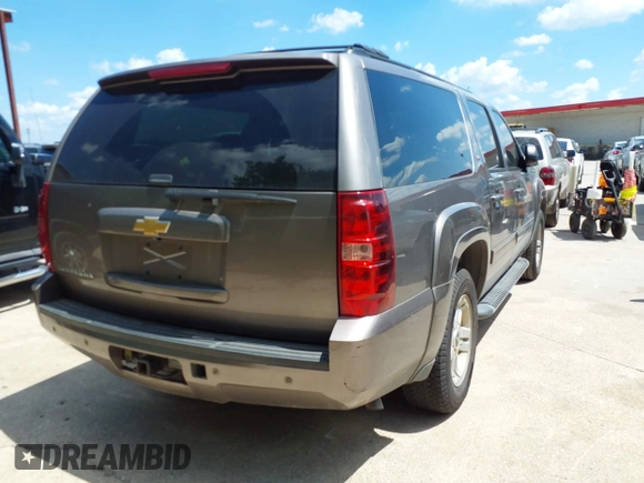 2013 Chevrolet Suburban LT with VIN 1GNSCJE03DR337592, listed as a IAAI auction lot 42101370 with 204,311 mi miles. Bid and sale history available at carsss.com. Image 4.