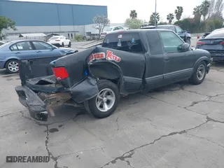 2000 Chevrolet S-10 LS with VIN 1GCCS19W5Y8161574, listed as a IAAI auction lot 41935197 with 255,231 mi miles. Bid and sale history available at carsss.com. Image 4.