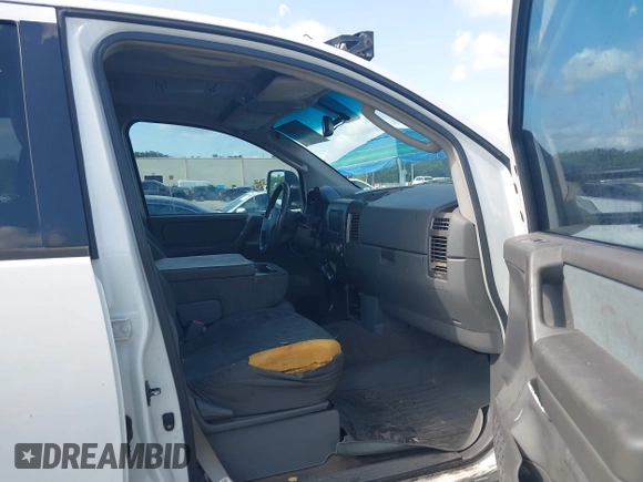 2006 Nissan Titan LE z VIN 1N6AA07B86N558129, wystawiony jako IAAI lot #42290349 z przebiegiem 177 739 mil mil oraz . Historia ofert i sprzedaży dostępna na DreamBid. Obrazek 5.