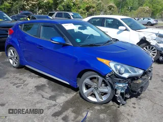 2013 Hyundai Veloster Turbo z VIN KMHTC6AE3DU142726, wystawiony jako IAAI lot #42077392 z przebiegiem 76 464 mil mil oraz . Historia ofert i sprzedaży dostępna na DreamBid. Obrazek 1.