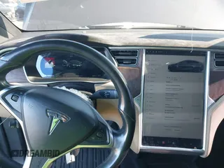 2016 Tesla Model X 70D z VIN 5YJXCAE28GF004461, wystawiony jako IAAI lot #41004214 z przebiegiem 158 962 mil mil oraz . Historia ofert i sprzedaży dostępna na DreamBid. Obrazek 18.