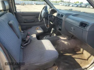 1996 Nissan Frontier XE z VIN 1N6SD11SXTC371962, wystawiony jako Copart lot #52947535 z przebiegiem 256 352 mil mil oraz Czysty tytuł • Clean title. Historia ofert i sprzedaży dostępna na DreamBid. Obrazek 10.