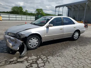 1998 Toyota Camry LE z VIN 4T1BF28K4WU045593, wystawiony jako Copart lot #54257715 z przebiegiem 160 429 mil mil oraz Szkoda całkowita • Salvage title. Historia ofert i sprzedaży dostępna na DreamBid. Obrazek 1.