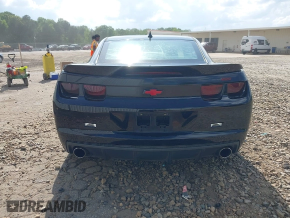 2010 Chevrolet Camaro 2SS z VIN 2G1FK1EJ0A9146975, wystawiony jako IAAI lot #42100335 z przebiegiem 127 763 mil mil oraz . Historia ofert i sprzedaży dostępna na DreamBid. Obrazek 16.