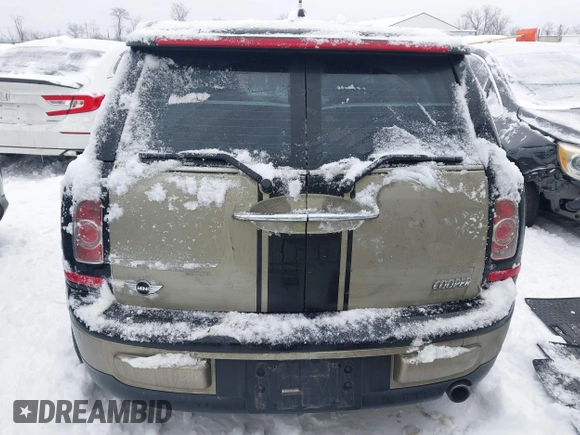 2011 MINI Clubman z VIN WMWZF3C51BTX82001, wystawiony jako IAAI lot #41310574 z przebiegiem 109 520 mil mil oraz . Historia ofert i sprzedaży dostępna na DreamBid. Obrazek 17.