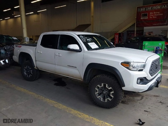 2020 Toyota Tacoma 4WD SR5 with VIN 5TFCZ5AN6LX235847, listed as a IAAI auction lot 41676928 with 77,384 mi miles. Bid and sale history available at carsss.com. Image 1.