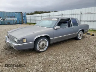 1990 Cadillac DeVille z VIN 1G6CD1334L4311346, wystawiony jako Copart lot #80932854 z przebiegiem 149 178 mil mil oraz Szkoda całkowita • Salvage title. Historia ofert i sprzedaży dostępna na DreamBid. Obrazek 1.