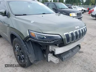 2019 Jeep Cherokee Latitude Plus z VIN 1C4PJMLB2KD191884, wystawiony jako IAAI lot #42647360 z przebiegiem 148 680 mil mil oraz . Historia ofert i sprzedaży dostępna na DreamBid. Obrazek 19.