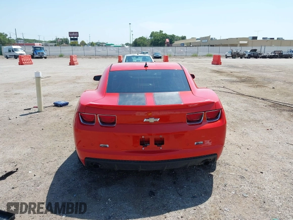 2013 Chevrolet Camaro LT z VIN 2G1FG1E36D9244965, wystawiony jako IAAI lot #40058994 z przebiegiem 75 344 mil mil oraz . Historia ofert i sprzedaży dostępna na DreamBid. Obrazek 16.