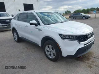 2023 Kia Sorento LX z VIN 5XYRGDLC9PG184407, wystawiony jako IAAI lot #42166350 z przebiegiem 55 095 mil mil oraz . Historia ofert i sprzedaży dostępna na DreamBid. Obrazek 1.