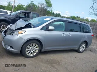 2012 Toyota Sienna XLE z VIN 5TDDK3DC5CS044692, wystawiony jako IAAI lot #42392574 z przebiegiem 185 242 mil mil oraz . Historia ofert i sprzedaży dostępna na DreamBid. Obrazek 14.