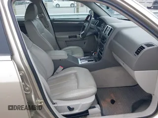 2007 Chrysler 300 C z VIN 2C3LA63HX7H640189, wystawiony jako IAAI lot #42316626 z przebiegiem 61 152 mil mil oraz . Historia ofert i sprzedaży dostępna na DreamBid. Obrazek 5.