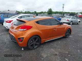 2013 Hyundai Veloster Turbo z VIN KMHTC6AE3DU124744, wystawiony jako IAAI lot #42242242 z przebiegiem 115 757 mil mil oraz . Historia ofert i sprzedaży dostępna na DreamBid. Obrazek 4.