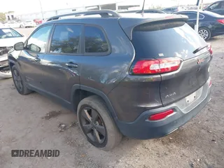 2017 Jeep Cherokee Latitude z VIN 1C4PJMCB6HW556953, wystawiony jako IAAI lot #41177500 z przebiegiem 188 878 mil mil oraz . Historia ofert i sprzedaży dostępna na DreamBid. Obrazek 3.