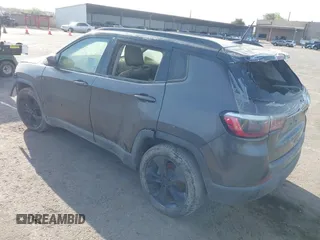 2019 Jeep Compass Altitude z VIN 3C4NJCBB8KT726956, wystawiony jako IAAI lot #39195540 z przebiegiem Nie podano mil oraz . Historia ofert i sprzedaży dostępna na DreamBid. Obrazek 3.