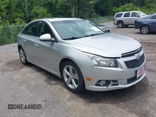 2014 Chevrolet Cruze 2LT z VIN 1G1PE5SB6E7270997, wystawiony jako IAAI lot #42323955 z przebiegiem 146 752 mil mil oraz . Historia ofert i sprzedaży dostępna na DreamBid. Obrazek 1.