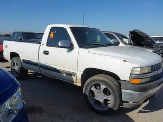 2000 Chevrolet Silverado 1500 with VIN 1GCEK14V3YE161114, listed as a IAAI auction lot 42001706 with 294,080 mi miles. Bid and sale history available at carsss.com. Image 1.