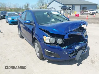 2014 Chevrolet Sonic LS z VIN 1G1JA5SHXE4218540, wystawiony jako IAAI lot #42117661 z przebiegiem 152 784 mil mil oraz . Historia ofert i sprzedaży dostępna na DreamBid. Obrazek 1.