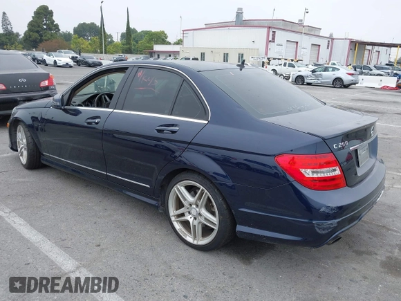 2013 Mercedes-Benz C 250 Sport z VIN WDDGF4HB6DR255558, wystawiony jako IAAI lot #42468034 z przebiegiem 201 462 mil mil oraz . Historia ofert i sprzedaży dostępna na DreamBid. Obrazek 3.