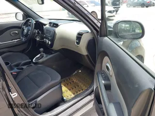 2015 Kia Soul z VIN KNDJN2A27F7161320, wystawiony jako IAAI lot #42480400 z przebiegiem 92 275 mil mil oraz . Historia ofert i sprzedaży dostępna na DreamBid. Obrazek 5.