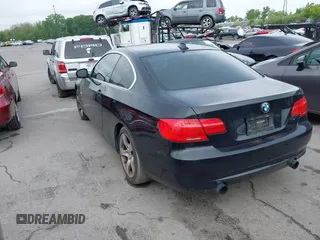 2011 BMW 3 Series 335i xDrive z VIN WBAKF9C56BE619532, wystawiony jako IAAI lot #42318577 z przebiegiem 90 922 mil mil oraz . Historia ofert i sprzedaży dostępna na DreamBid. Obrazek 3.