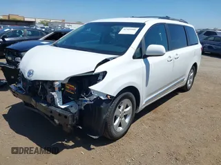 2015 Toyota Sienna LE AAS z VIN 5TDKK3DC3FS553918, wystawiony jako IAAI lot #42309906 z przebiegiem 127 529 mil mil oraz . Historia ofert i sprzedaży dostępna na DreamBid. Obrazek 2.