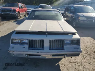 1984 Oldsmobile Cutlass Supreme z VIN 1G3AR47A5EM432583, wystawiony jako Copart lot #82311834 z przebiegiem 39 640 mil mil oraz Czysty tytuł • Clean title. Historia ofert i sprzedaży dostępna na DreamBid. Obrazek 5.
