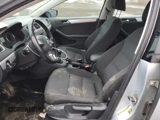 2013 Volkswagen Jetta SE z VIN 3VWBX7AJ5DM381039, wystawiony jako Copart lot #49706665 z przebiegiem 197 370 mil mil oraz Szkoda całkowita • Salvage title. Historia ofert i sprzedaży dostępna na DreamBid. Obrazek 7.