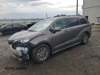 2021 Toyota Sienna XLE z VIN 5TDJRKEC7MS049563, wystawiony jako Copart lot #53114495 z przebiegiem 130 357 mil mil oraz Szkody całkowita. Historia ofert i sprzedaży dostępna na DreamBid. Obrazek 1.