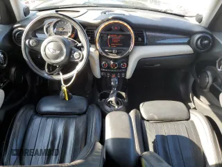 2016 MINI Hardtop 4 Door S z VIN WMWXU3C52G2B67552, wystawiony jako Copart lot #55983245 z przebiegiem 85 180 mil mil oraz Szkody całkowita. Historia ofert i sprzedaży dostępna na DreamBid. Obrazek 8.