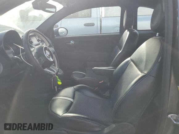 2017 FIAT 500e z VIN 3C3CFFGE6HT699377, wystawiony jako Copart lot #83835404 z przebiegiem 55 273 mil mil oraz Szkoda całkowita • Salvage title. Historia ofert i sprzedaży dostępna na DreamBid. Obrazek 7.