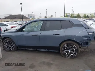 2025 BMW iX xDrive50 z VIN WB523CF07SCT32782, wystawiony jako IAAI lot #42097770 z przebiegiem 3 447 mil mil oraz . Historia ofert i sprzedaży dostępna na DreamBid. Obrazek 15.