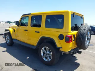 2018 Jeep Wrangler Unlimited Sahara z VIN 1C4HJXEN3JW306282, wystawiony jako IAAI lot #42302821 z przebiegiem 70 204 mil mil oraz . Historia ofert i sprzedaży dostępna na DreamBid. Obrazek 3.