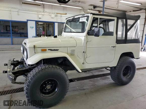 1974 Toyota Land Cruiser z VIN FJ40178981, wystawiony jako Copart lot #74798404 z przebiegiem 31 601 mil mil oraz Czysty tytuł • Clean title. Historia ofert i sprzedaży dostępna na DreamBid. Obrazek 1.