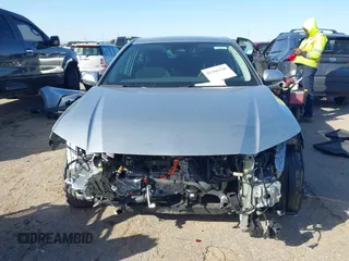 2025 Toyota Camry LE z VIN 4T1DBADKXSU009549, wystawiony jako IAAI lot #41366328 z przebiegiem 1 512 mil mil oraz . Historia ofert i sprzedaży dostępna na DreamBid. Obrazek 6.