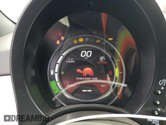 2018 FIAT 500e z VIN 3C3CFFGE2JT362534, wystawiony jako Copart lot #52815675 z przebiegiem 66 498 mil mil oraz Szkoda całkowita • Salvage title. Historia ofert i sprzedaży dostępna na DreamBid. Obrazek 9.
