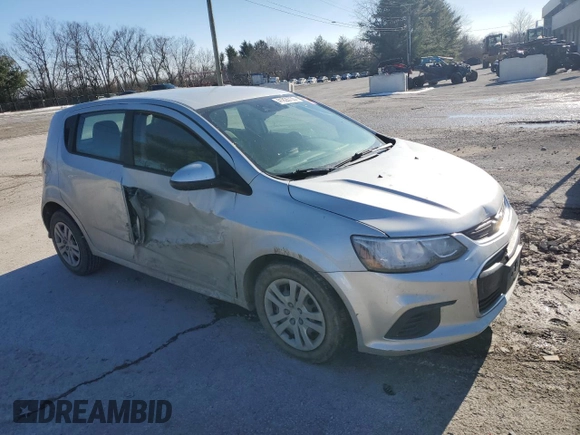 2020 Chevrolet Sonic LT z VIN 1G1JG6SB2L4115299, wystawiony jako Copart lot #41826735 z przebiegiem 120 280 mil mil oraz Szkoda całkowita • Salvage title. Historia ofert i sprzedaży dostępna na DreamBid. Obrazek 4.