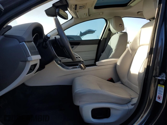 2017 Jaguar XF 35t Premium z VIN SAJBD4BV7HCY33657, wystawiony jako Copart lot #83397324 z przebiegiem 52 520 mil mil oraz Szkoda całkowita • Salvage title. Historia ofert i sprzedaży dostępna na DreamBid. Obrazek 7.