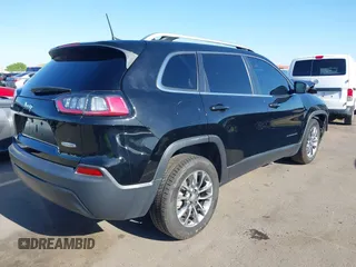 2019 Jeep Cherokee Latitude Plus z VIN 1C4PJLLB9KD202938, wystawiony jako IAAI lot #42087294 z przebiegiem 77 918 mil mil oraz . Historia ofert i sprzedaży dostępna na DreamBid. Obrazek 4.