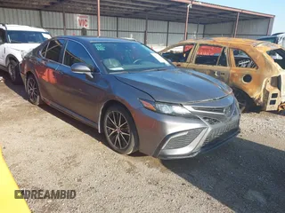 2023 Toyota Camry SE z VIN 4T1G11AK5PU775104, wystawiony jako IAAI lot #42044781 z przebiegiem 74 898 mil mil oraz . Historia ofert i sprzedaży dostępna na DreamBid. Obrazek 1.