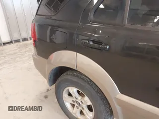 2005 Kia Sorento LX z VIN KNDJC733755447560, wystawiony jako IAAI lot #41724093 z przebiegiem 145 599 mil mil oraz . Historia ofert i sprzedaży dostępna na DreamBid. Obrazek 12.