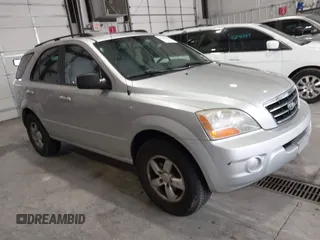 2008 Kia Sorento LX z VIN KNDJC735385786113, wystawiony jako IAAI lot #42140845 z przebiegiem 174 289 mil mil oraz . Historia ofert i sprzedaży dostępna na DreamBid. Obrazek 1.