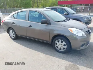 2014 Nissan Versa SV z VIN 3N1CN7AP4EL855526, wystawiony jako IAAI lot #42011343 z przebiegiem 160 253 mil mil oraz . Historia ofert i sprzedaży dostępna na DreamBid. Obrazek 1.